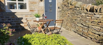 2 bedroom cottage with far reaching views: close to Holmfirth & Peak District