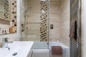 Ensemble douche/baignoire, sèche-cheveux, serviettes fournies, savon