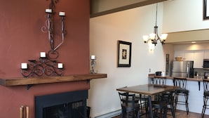 Een moderne keuken met een open haard, eethoek en bar.