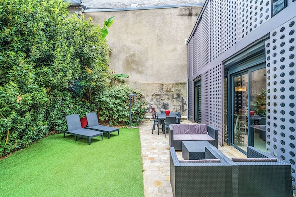 Outdoor dining - Architect-designed house in Tours center garden terrace, A/C, parking (Tours)
