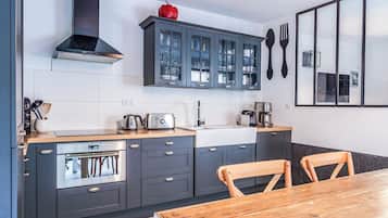 Een koelkast, een microgolfoven, een oven, een kookplaat