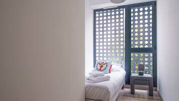 3 slaapkamers, een bureau, een strijkplank/strijkijzer, reisbedje