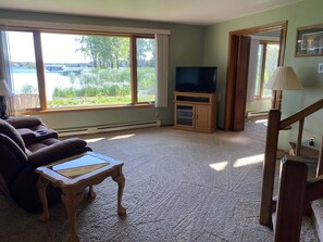 スマートテレビ、暖炉、書庫