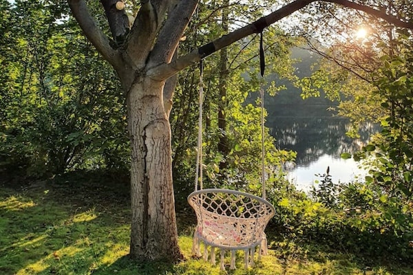 Hier können Sie in der Baumschschaukel den Blick über den See schweifen lassen.