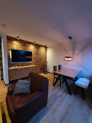 Smart TV, fireplace, video-game console, DVD player