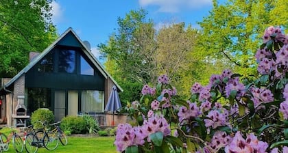 Idyllic house with 85 sqm of living space right on the lake with optional hot tub