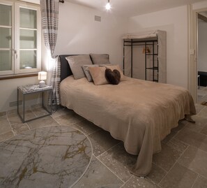 4 bedrooms, desk, iron/ironing board, free WiFi