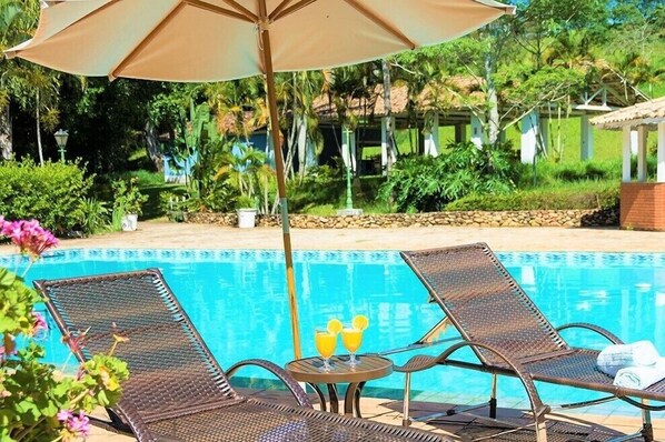 Piscine extérieure, chaises longues