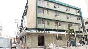 Un edificio de varios pisos con un cartel que dice "HOTEL SANTILLANA".