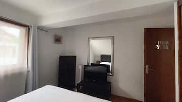 1 slaapkamer, een strijkplank/strijkijzer, reisbedje, gratis wifi