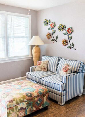 TV - Darcy's Beach House, 1.5 Blocks to Beach and Boardwalk, Pet Friendly (Wildwood)