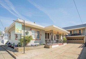 Exterior - Darcy's Beach House, 1.5 Blocks to Beach and Boardwalk, Pet Friendly (Wildwood)
