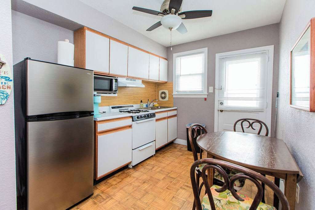 冷蔵庫、電子レンジ、オーブン、コンロ