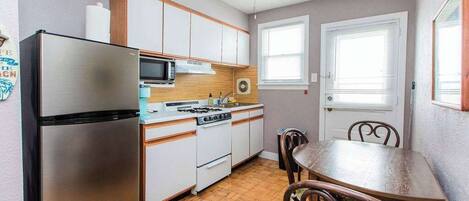 冷蔵庫、電子レンジ、オーブン、コンロ