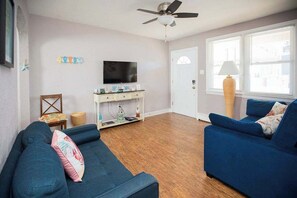 TV - Darcy's Beach House, 1.5 Blocks to Beach and Boardwalk, Pet Friendly (Wildwood)