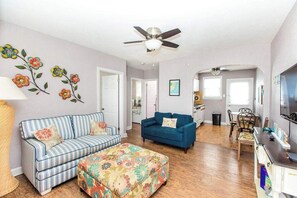 TV - Darcy's Beach House, 1.5 Blocks to Beach and Boardwalk, Pet Friendly (Wildwood)