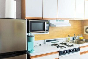 Réfrigérateur, micro-ondes, four, plaque de cuisson