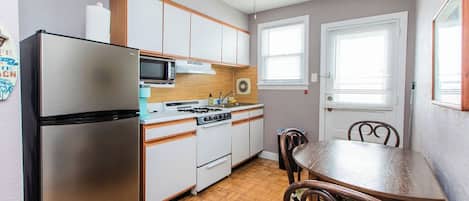 ثلاجة، ميكروويف، فرن، موقد طهي مسطح