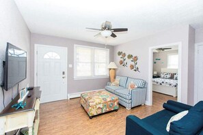 TV - Darcy's Beach House, 1.5 Blocks to Beach and Boardwalk, Pet Friendly (Wildwood)