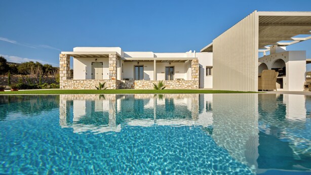 A modern house with a swimming pool in front. - Villa Leo, 3km From the Paroikia With a Nice View of the Paroikia and Port (Paros)