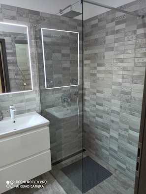 Combinazione doccia/vasca, asciugacapelli, asciugamani, sapone