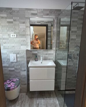 Combined shower/bathtub, hair dryer, towels, soap - Villa Luna - with pool, jacuzzi,sauna infra red, fitnes, fun park, sea and lake (Biograd na Moru)