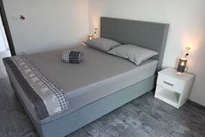 5 Schlafzimmer, Zimmersafe, Bügeleisen/Bügelbrett, Reisekinderbett