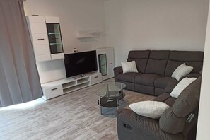 Ălytelevisio, videopelejĂ€, pöytĂ€jalkapallopöytĂ€, pöytĂ€tennispöytĂ€