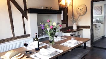 Traditional Cottage, Private Bathroom (Millie’s Cottage ) | Restaurant