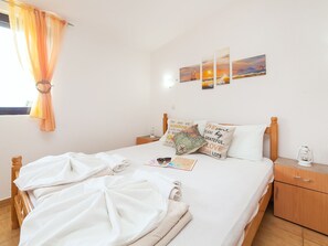 Tabla de planchar con plancha, wifi y ropa de cama 