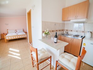 Refrigerador, parrilla de estufa y tetera eléctrica 