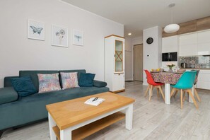 TV, offices - Stylish Apartment with Balcony | Parking and Workspace (Gdansk)