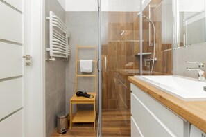 Dusche, Haartrockner, Handtücher, Shampoo