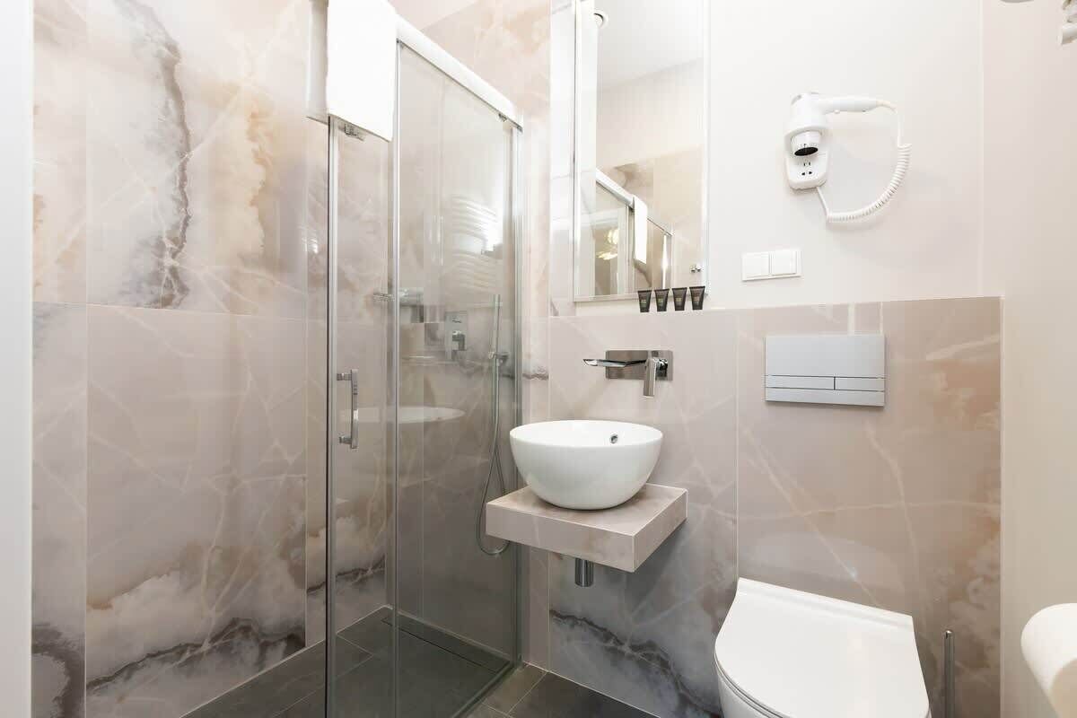 Een douche, een haardroger, handdoeken