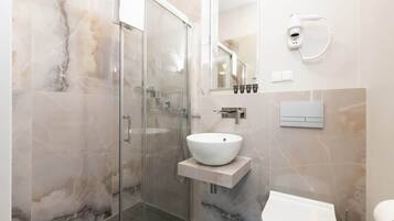 Een douche, een haardroger, handdoeken