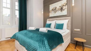 Een strijkplank/strijkijzer, reisbedje, wifi, beddengoed