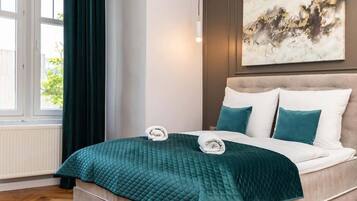 Een strijkplank/strijkijzer, reisbedje, wifi, beddengoed