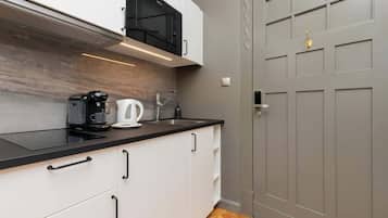 Een koelkast, een microgolfoven, een kookplaat