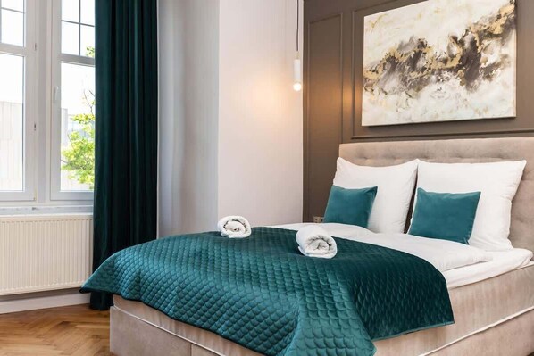 Iron/ironing board, travel crib, WiFi, bed sheets