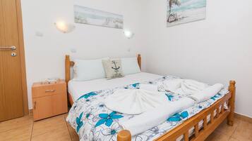 2 bedrooms, iron/ironing board, WiFi, bed sheets