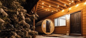 Amazing View! Sauna 1 Block to Downtown 5BR Sleeps16 with 2 King Suites Game Rm