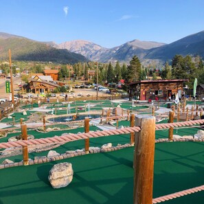 Property grounds - Welcome Snowmobilers! 1 Block to Downtown 5BR Sleeps16 Sauna Theater/Game Room (Grand Lake)