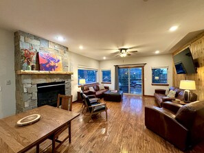 Smart TV, fireplace, video games, DVD player - Welcome Snowmobilers! 1 Block to Downtown 5BR Sleeps16 Sauna Theater/Game Room (Grand Lake)