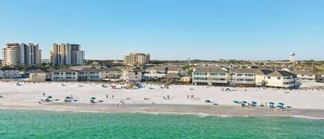 Ranta lähistöllä, aurinkotuoleja