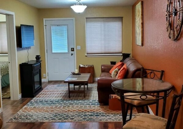 Smart TV, chimenea y libros 