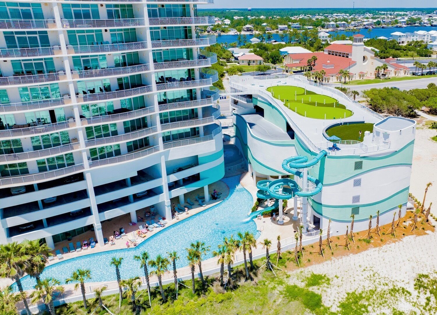 Un hôtel à plusieurs étages doté d’une piscine et de toboggans aquatiques.
