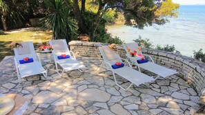 Property grounds - Corfu Beach Cottage - Durrells Dressing Rooms (Κοντόκαλι)