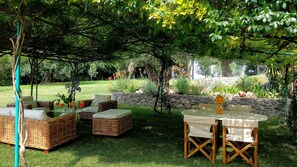 Outdoor dining - Corfu Beach Cottage - Durrells Dressing Rooms (Κοντόκαλι)