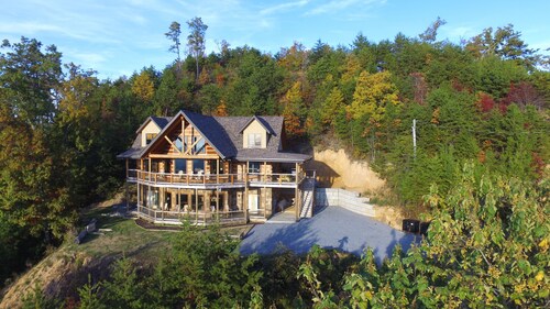 Selah View  Stunning 5 BR mountain lodge - Incredible views, 3mi to Pigeon Forge