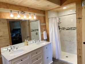Combined shower/bathtub, hair dryer, towels, soap